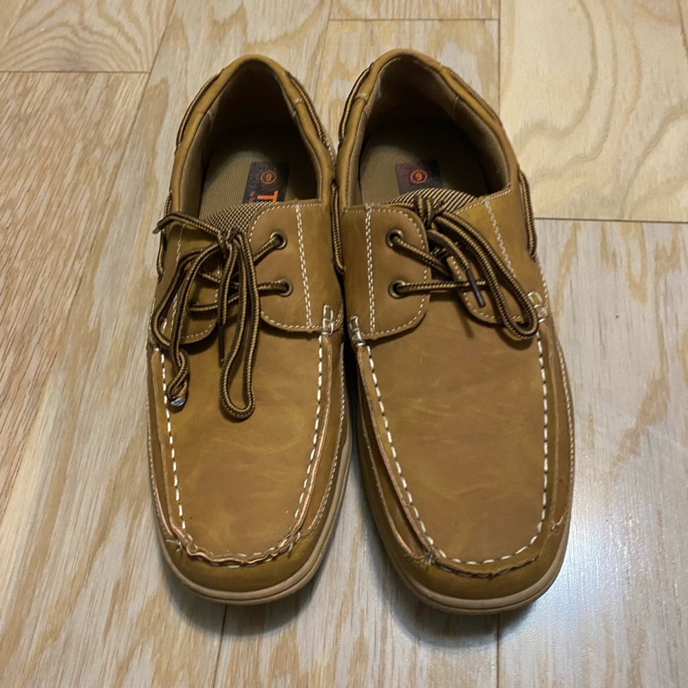Men’s casual brown loafer.